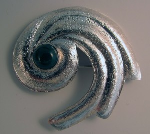 Front of the brooch in correct orientation